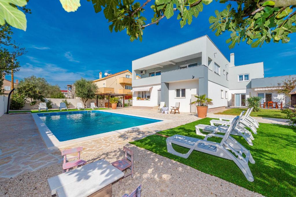 Apartment Lari in Privlaka mit Pool